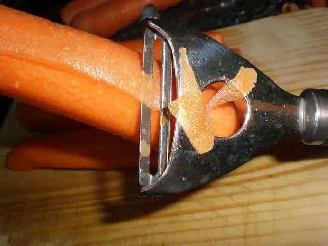 Partir las zanahorias en tiras