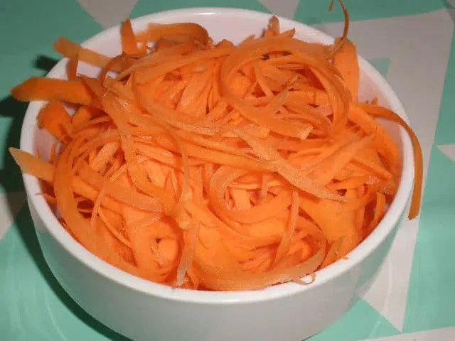 Tiras de zanahorias crudas
