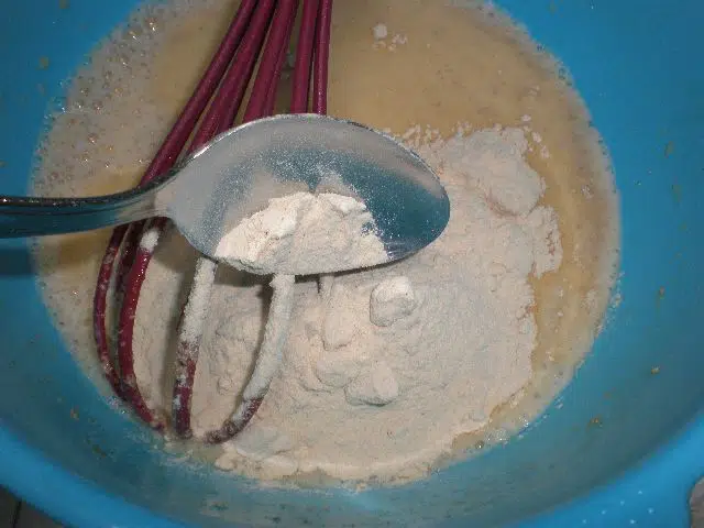 Echar la harina de almortas