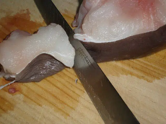 Partir congrio en taquitos