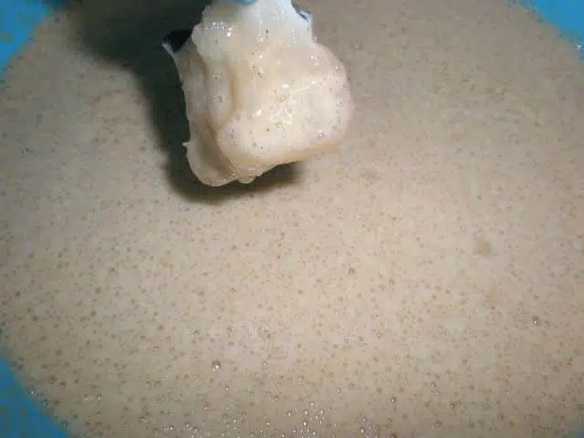 Rebozar los taquitos de congrio