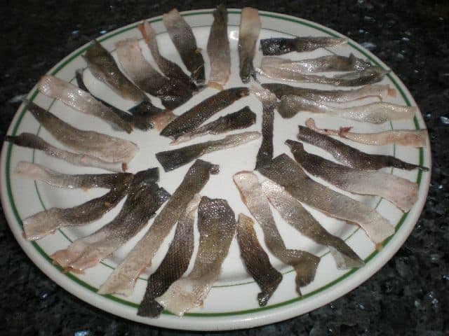 Tiras de pieles de salmón salvaje
