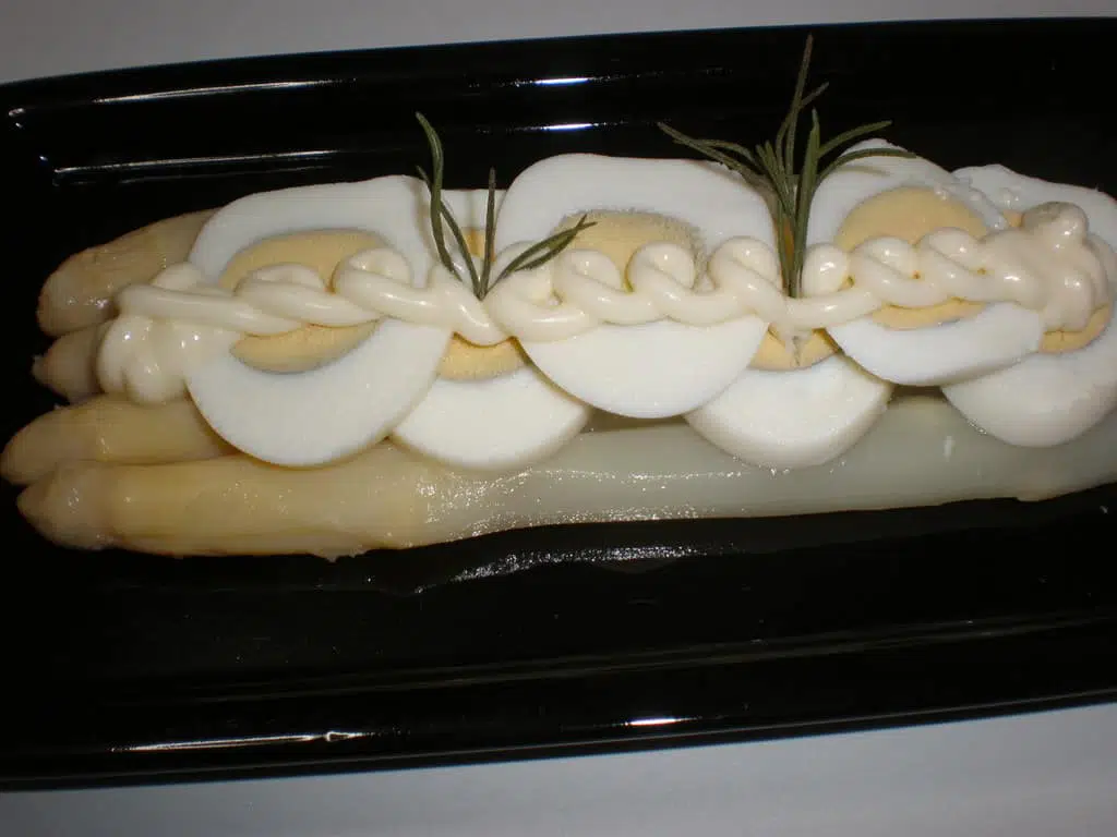 Espárragos con huevos duros