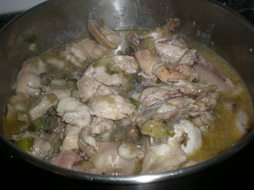 Hervir pollo con tallos de cebolla