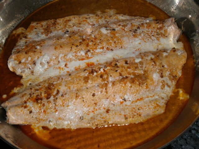 Salmón con mojo de tomate