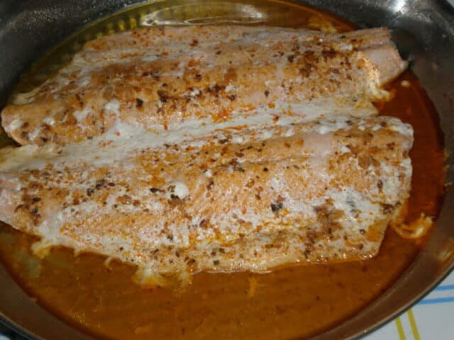 Salmón con mojo de tomate