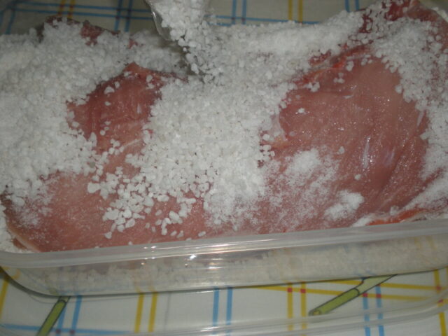 Cubrir el lomo con sal