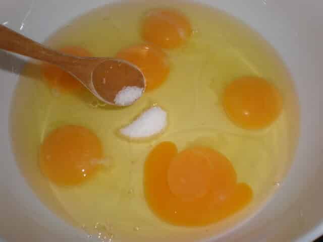 Echar sal a los huevos