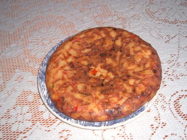 Tortilla de cebolla y pimientos