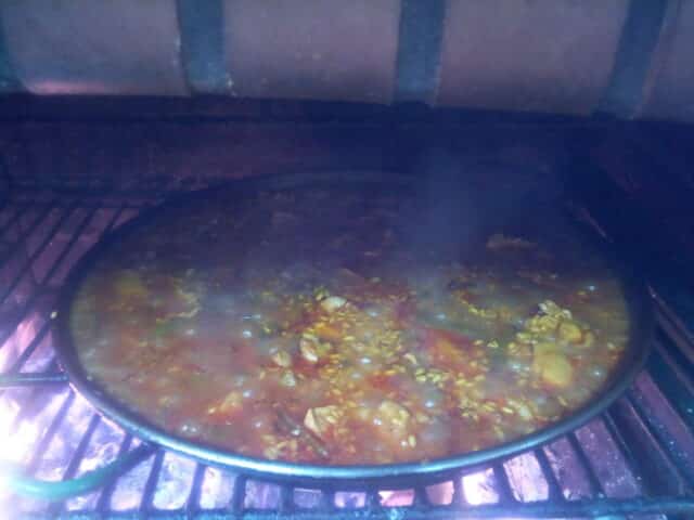 Paella de pollo en barbacoa