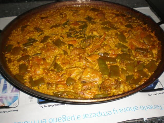 Paella de pollo en barbacoa