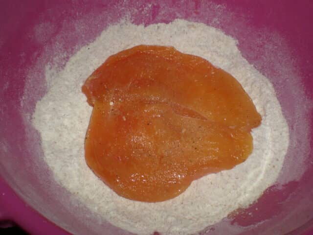 Pasar pechugas por harina