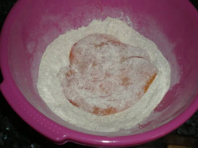 Pasar pechugas por harina