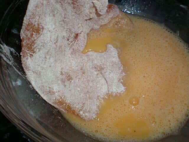 Pasar las pechugas por huevo