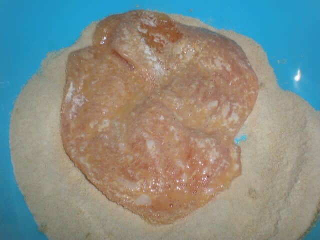 Pasar pechugas por pan rallado