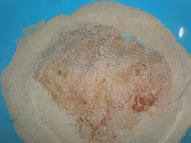 Pasar pechugas por pan rallado