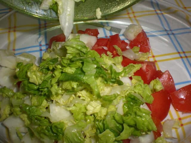 Meter el cogollo de lechuga