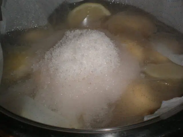 Poner la sal a las papas