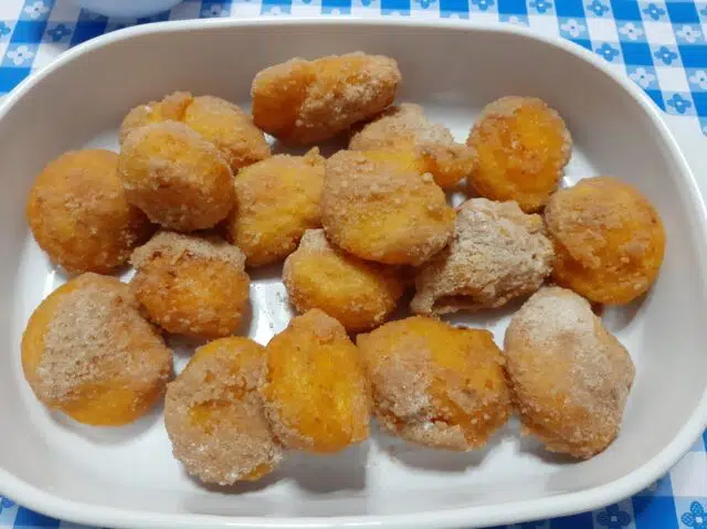 Buñuelos pasados por azúcar