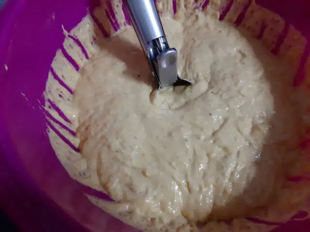 Coger la masa con la cuchara de helado