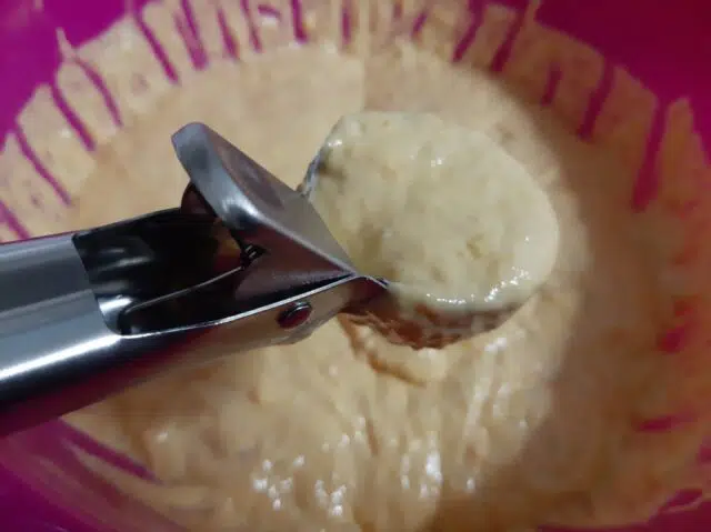 Coger la masa con la cuchara de helado