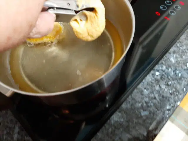 Echar la masa en el aceite caliente