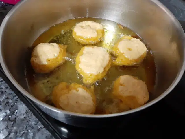Freír los buñuelos de calabaza