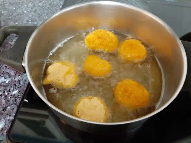 Freír los buñuelos de calabaza