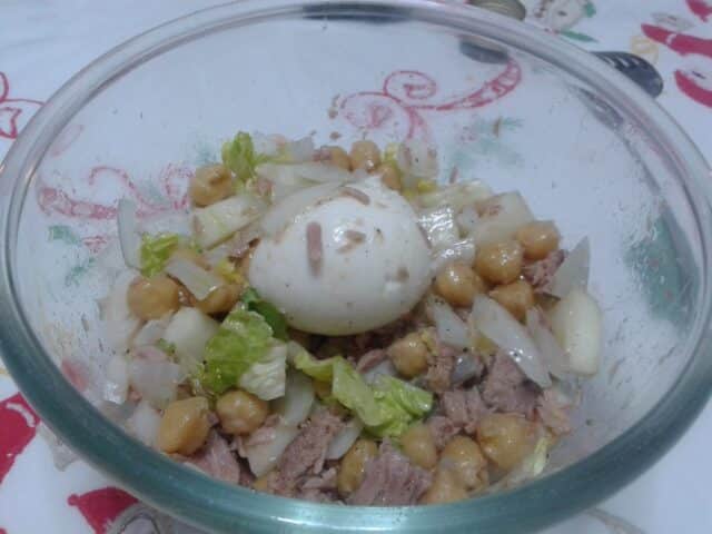 Ensalada de garbanzos y huevo Ensalada de garbanzos y huevo