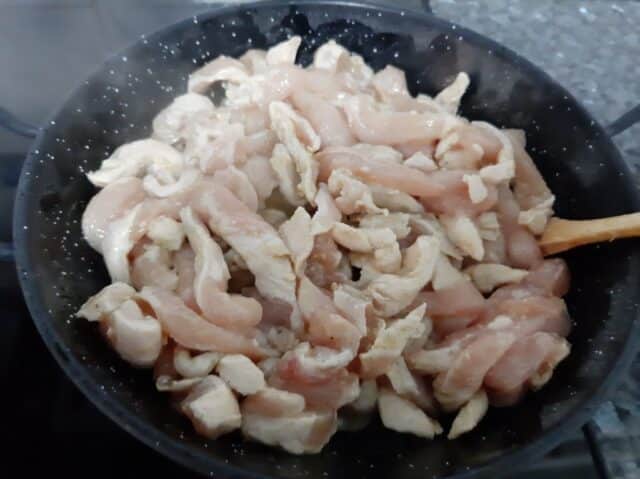 Mezclar las tiras de pollo