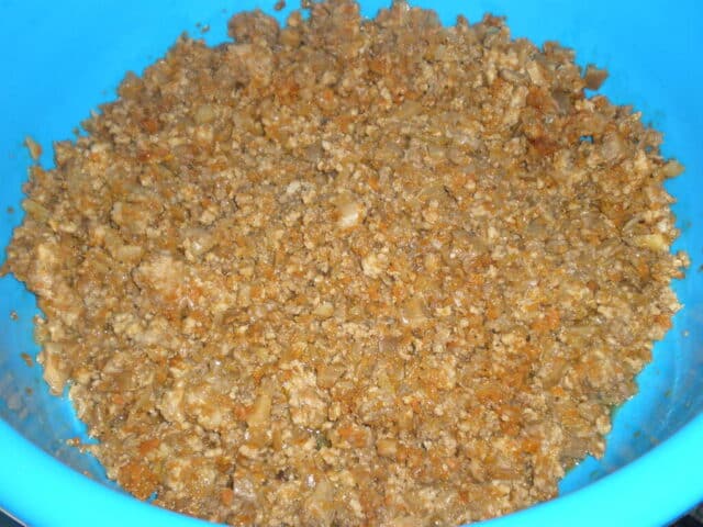 Echar sofrito en recipiente