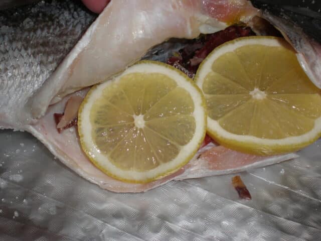 Dorada con jamón y limón