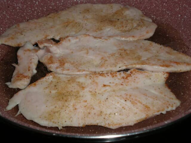 Freír los filetes de pavo