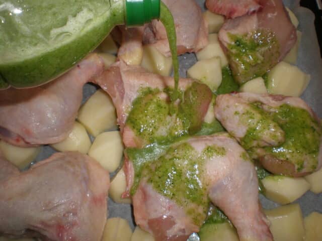 Echar la salsa verde