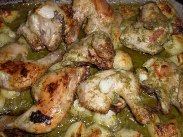Pollo con salsa verde al horno