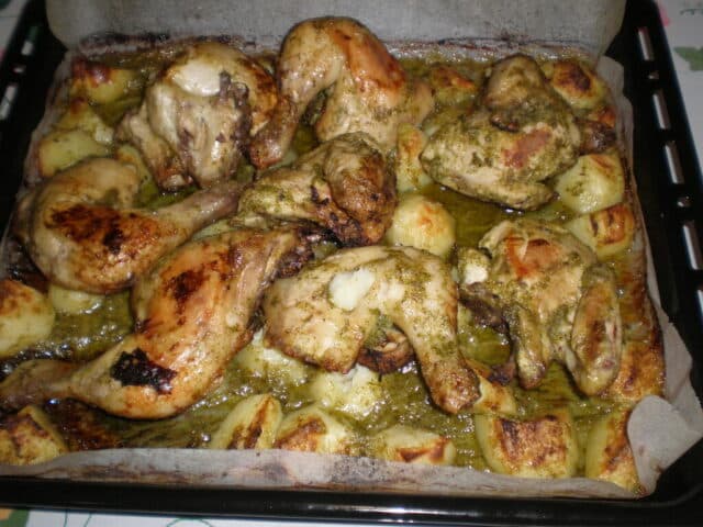 Pollo con salsa verde al horno