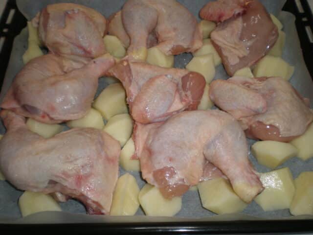 Poner el pollo en la bandeja