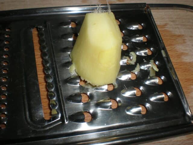Rallar el jengibre