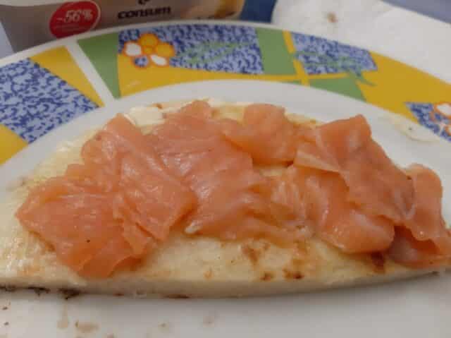Arepa con mantequilla y salmón Arepa con mantequilla y salmón