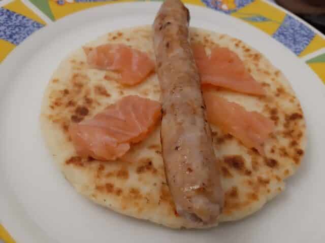Arepa con salmón y salchicha Arepa con salmón y salchicha