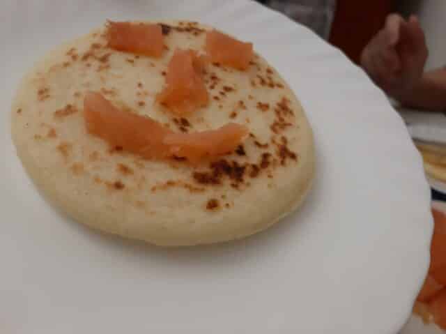 Arepa con trocitos de salmón ahumado Arepa con trocitos de salmón ahumado