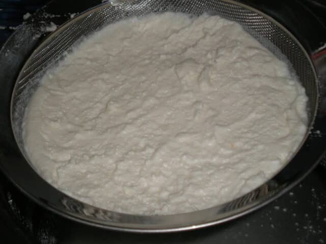 Colar la leche cuajada