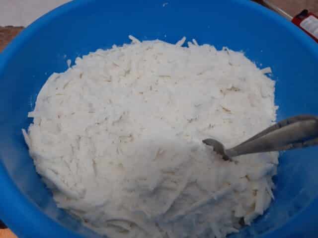 Mezclar el queso con la harina Mezclar el queso con la harina