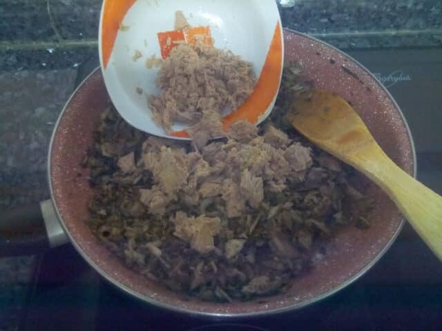 Añadir el atún de lata