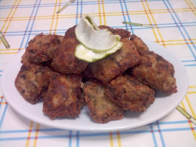 Croquetas de atún y tallos de cebolla