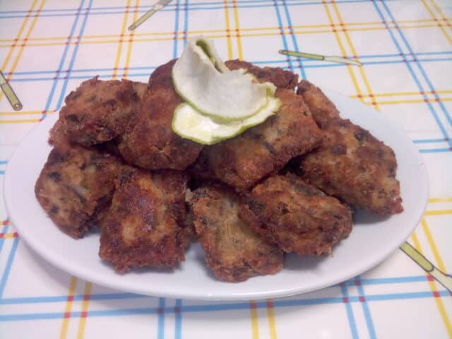 Croquetas de atún y tallos de cebolla