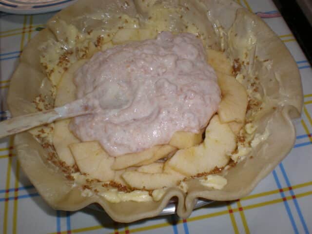 Echar el yogur y mermelada