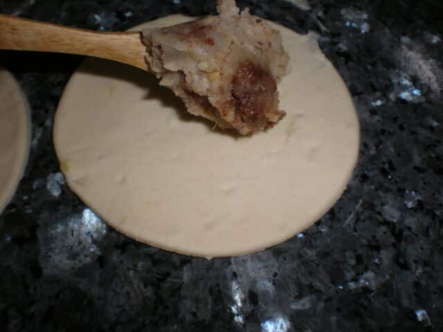 Poner el relleno en la masa