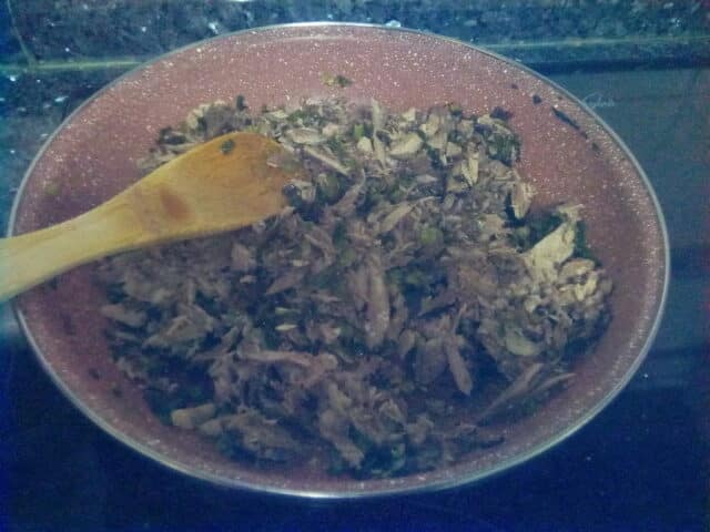 Remover el atún hervido