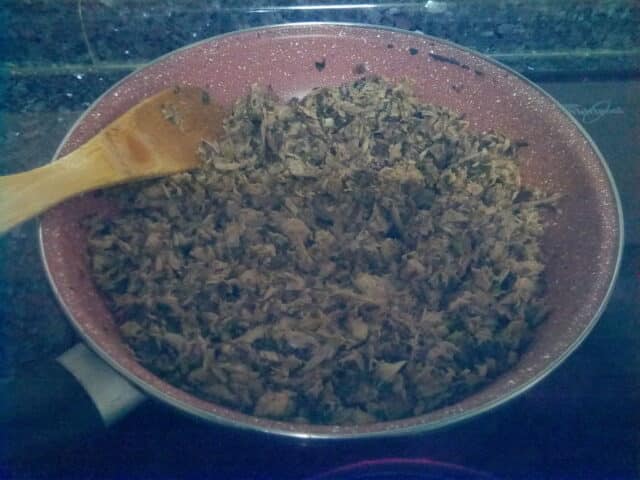 Tallos de cebolla y dos atunes